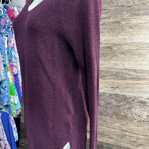 GAP Women's Purple V-Neck Sweater - Picture 9 of 9